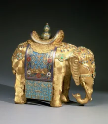 Figur av en elefant, med emaljföremål och cabochoner av korall och turkos, sadelduk dekorerad med buddhistiska emblem, Chien Lung-perioden, ca 1780 (förgylld brons, emalj, korall och turkos).