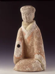 Damen av hovet. Kina, västra Han-tiden (206 AV - 220 AD), 60 cm H. Terrakottastatyett.
