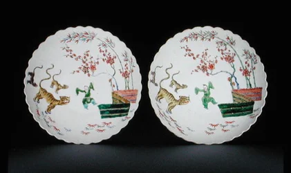 Ett par fat dekorerade med famille verte-emaljer i Kakiemon-stil, Kangxi-period