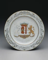 Tallrik med vapensköld, ca 1740 (porslin med färgade & grisaille emaljer)
