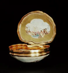 Snusdosa i form av ett skal, Qianlong period (1736-95) c.1760 (porslin) (se även 210140)