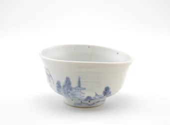 Teskål med landskapsdesign, tidigt 1600-tal (porslin med koboltpigment under genomskinlig glasyr)