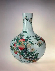 Vas med persikor, Qianlong Period (1736-95) (porslin med överglasyr emaljer)