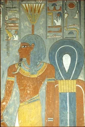 Forntida Egypten, Målning, Horemhebs grav, Thebes 18:e dynastin, Guden Nefertum och Isis knut, Nefertum eller Nefertem med en huvudbonad av näckros eller lotus (foto)