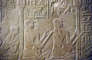 Forntida Egypten, Relief/snideri, Merereukas grav, Merereukas mastaba, 6:e dynastin, Saqqara, Byäldste tvingas erkänna sina felaktiga skattedeklarationer för tjänstemän (foto)