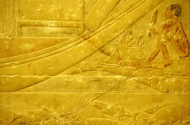 Forntida Egypten, Väggsnideri/målning, Mastaba/Tomb of Idout, Saqqara, 2323-2150 f.Kr., En fiskare som skalar fisk och håller ett fyrkantigt spjut (foto)