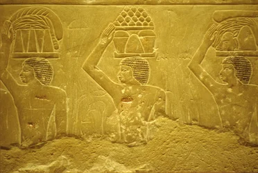 Forntida Egypten, Väggristning/-målning, Mastaba/Tomb of Idout, Saqqara, 2323-2150 f.Kr, Bärare med offergåvor (foto)