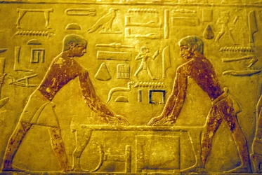 Forntida Egypten, Väggristning/-målning, Mastaba/Tomb of Ti, 5:e dynastin, Saqqara, Arbetare som polerar trä (foto)