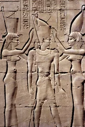Forntida Egypten, Väggmålning/ristning, En kung tar emot dubbelkronan från Isis och Nephthys, Horustemplet, Edfu (foto)