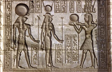 Forntida Egypten, väggmålning/relief, Horus och Isis tar emot en offergåva från faraonen, Hathors tempel, Dendera (foto)