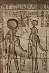 Forntida Egypten, Väggmålning/ristning, Horus och Isis tar emot en offergåva från faraon, Hathors tempel, Dendera (foto)