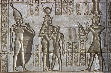 Forntida Egypten, Väggmålning/ristning, Isis ammar den unge faraon i närvaro av det gudomliga spädbarnet Ihy, medan faraon gör en offergåva, Hathors tempel, Dendera (foto)