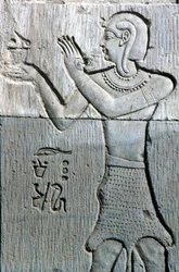 Forntida Egypten, Väggmålning/ristning, Präst med leopardskinn, erbjuder rökelse, Sebek- och Horustemplet Kom Ombo (foto)