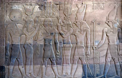 Forntida Egypten, Väggmålning/ristning, Ptolemaios XIII presenteras för Horus, Sebek- och Horustemplet, Kom Ombo (foto)