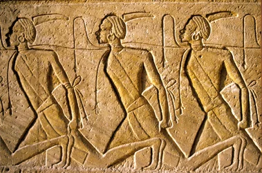 Forntida Egypten, väggmålning/ristning, rad med fångar som representerar det kushitiska folket, avbildade som afrikaner, som har besegrats av Ramses II, Ramses II:s tempel, Abu Simbel