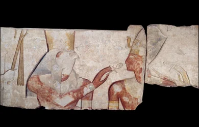 Forntida egyptisk konst: Kung Ramses II introduceras för gudomligheterna Horus, Amon och Hathor som ger honom liv och kungliga insignier. Låg kalkstensrelief från templet Ramses II a Abydos Omkring 1250 f.Kr. 19:e dynasti. Nytt imperium. Paris, Louvren