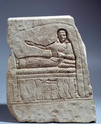 Forntida egyptisk konst: begravningsstele i kalksten i Lady Artemis namn. (med sen bankett) Från Kom Abu-Billou (Abu Billou), Egypten. Höjd 24 cm. Lågperiod (3:e århundradet e.Kr.). Paris, Louvren