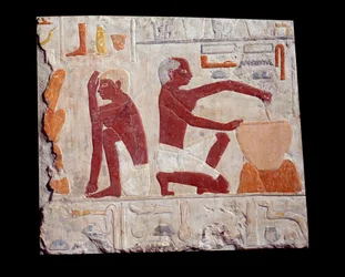 Fornegyptisk konst: brödbakning. En man gör kakdeg, en annan övervakar bakningen av brödformar. Kalksten (2500-2350 f.Kr.), 5:e dynastin. Paris, Musée du Louvre