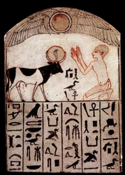 Forntida konst: Serapeum stele (målad kalksten). Tillbedjan av guden Apis. Målad kalkstensskulptur, lågperiod (664-332 f.Kr.), Egypten. Paris, Louvren