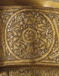 Detalj av ett inlagt brickställ, Mamluk Egypten eller Syrien, första hälften av 1300-talet (silver & mässing) (se även 448375)