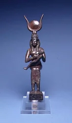 E.122-1954 Iris Nursing Horus (framifrån) egyptisk, 715-525 BC (kopparlegering) (se även 89138)