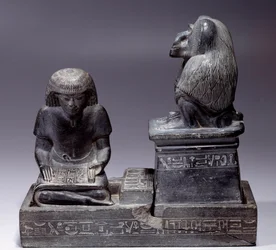 Egyptian Antiquitis: Skrivaren Nebmertouf och apan Thot, skriftens gud och skriftlärdes beskyddare. Skifferskulptur. Regne av Amenophis III (1391-1353)