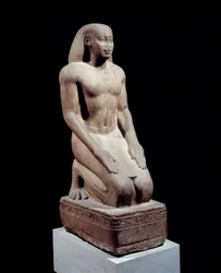 Egyptisk forntid: Staty av Nakhthorheb, överstepräst. Skulptur i kvartsit omkring 590. 26:e dynastin, Psammetikos regeringstid (595-529 f.Kr.). Paris, Louvren