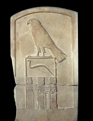 Egyptisk antikvitet: detalj av en stele i kalksten av ormkungen med representation av guden Horus. Från Abydos. Thinitisperiod (ca 3100-2700 f.Kr.). Sön 1,4x0,6 m Paris, Louvren