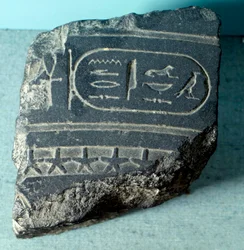 Egyptisk antikvitet: fragment av en egyptisk clepsydra (vattenklocka, tidsmätverktyg) som bär en patron. Ptolemaisk tid. Paris, Louvren