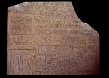 Egyptisk antikvitet: begravningsstele täckt med en inskription på kodspråk i form av hieroglyfer. Paris, Louvren