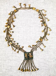 Egyptisk antikvitet: guldhalsband av farao Pinedjem. 21:a dynastin (ca 1069-945). Paris, Louvren
