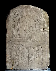 Egyptisk antikviteter: kalkstensstele i namn av kung Anyas skyltdörr. I hängaren erbjuder farao Ramses II rökelse till sin egen kolossala gudomliga staty. Ramses II:s regne (1279-1213 f.Kr.). Från serapeumet i Saqqara. Sol 0,44x0,3 m Paris, musee du Louvre