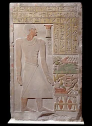 Egyptisk antikvitet: kalkstensstele av monumentet till minnet av talesmannen för Vizir Senousret som bildar ett kapell. Omkring 1700 f.Kr. Sen 12:e dynasti