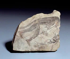 Egyptisk antikvitet: ostrakon (eller ostracon) (plural: ostraca eller ostraka) (keramik) figur: apa som spelar dubbelflöjt (aulos) för att få en man att dansa. Sten i kalksten. 19:e dynastin (ca 1295-1186). Från platsen för Deir el-Medineh (el Medineh). Sö