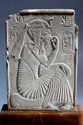 Egyptisk antikvitet: liten kalkstensstele av Ramses II: barnkungen sitter på horisontens tecken. 19:e dynastin (ca 1295-1186). Paris, Louvren