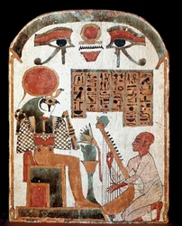 Egyptisk antikvitet: stel av harpisten Jedkhonsuiufankh i tillbedjan inför den gudomlige Horus. Mellanperiod. 1069-664 f.Kr. Paris, musee du Louvre - egyptiska antikviteter: stela av harpisten Djedkhonsouioufankh som dyrkar guden Horus. Mellan Per