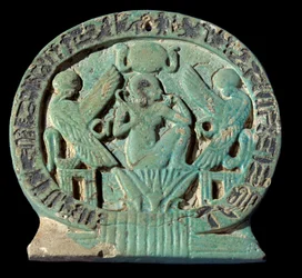 Egyptisk antikvitet: talisman i fajans pryder en mytologisk scen: "" vid världens födelse framträder solen som ett barn"" Representation av Osorkon (cirka 800 f.Kr.) 3:e mellanperioden. Paris, Louvren