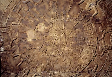 Egyptisk antik: zodiakdetalj med reliefkonstellationer från taket i Osiris östra kapell i Hathortemplet i Dendera. 30 f.Kr. Paris, Louvren