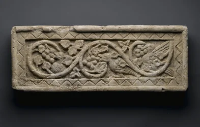 Relief av en växtrulle som omsluter fåglar och vindruvor, från Behnesa, 500-600-talet (kalksten)
