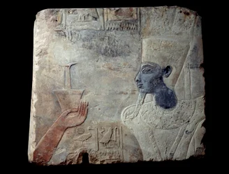 Relief av Thutmosis-templet (Tutmosis eller Thutmus) III a Elephantine: Farao följt av en gudinna toppad med kolumner av hieroglyfer. Skulptur i gres (sten), Ca 1390-1353 f.Kr. Från Aswan, Elephantine plats. Paris, Louvren