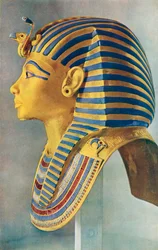Tutankhamon. Porträttmasken av massivt guld som täckte den unge faraons mumies huvud. Egyptisk farao av 18:e dynastin, regerade omkring 1332 f.Kr. - 1323 f.Kr. Ur The Illustrated London News, Silver Jubilee Record Number