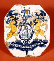 Apothecary-bricka som visar vapenskölden och mottot för Worshipful Society of Apothecaries of London (keramik)