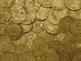 Komplett Tudor guldförråd, Asthall Hoard, från Asthall