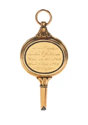 Memento mori graverad klocknyckel, med hårlock av Martha Wayles Jefferson, franska eller engelska, sent 1700 - tidigt 1800-tal (guld) (se även 711002)