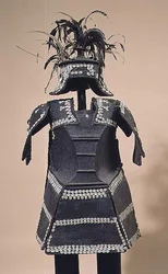 Ata Armour från Mindanao, Filippinerna (rotting belagd med harts och broderad med cowrie-skal)