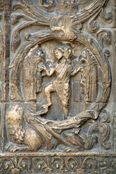 Gotisk konst: Piedroit av den högra portalen på den västra fasaden av basilikan Saint Denis som representerar fältarbetet: januari. Saint-Denis, Frankrike
