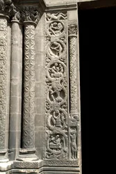 Gotisk konst: Piright av portalen till höger om den västra fasaden av basilikan Saint Denis som representerar fältens arbete (vänster). Saint-Denis, Frankrike