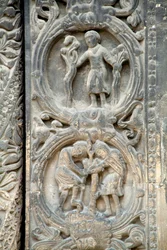 Gotisk konst: Piright av den högra portalen på den västra fasaden av basilikan Saint Denis som representerar fältens arbete: april (överst) och mars (nederst). Saint-Denis, Frankrike