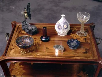 Loetz iriserande glasvas, en pate-de-verre rosett av Argy Rousseau och ett glas med formgjuten och etsad dekor av Lalique (foto)