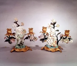Ett par Mennecy ormolu-monterade figurer av en dvärg och en magot (porslin)